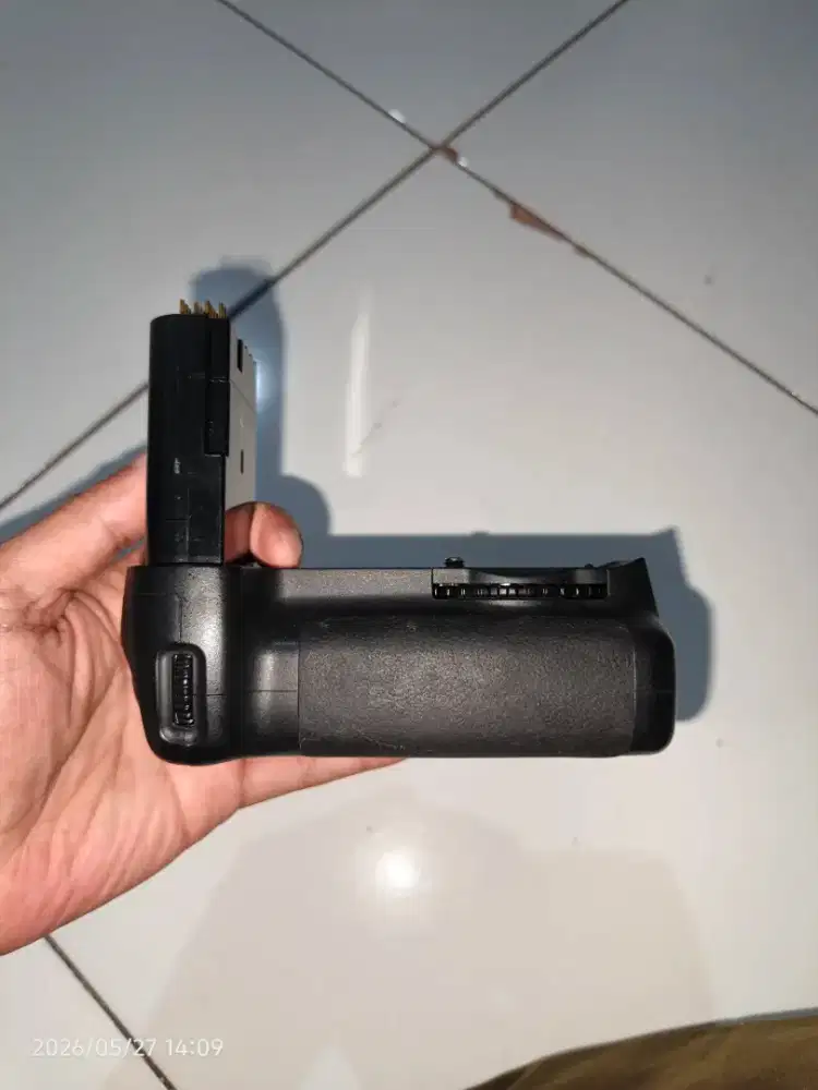 Nikon MB-D80 Multi Power Battery Pack