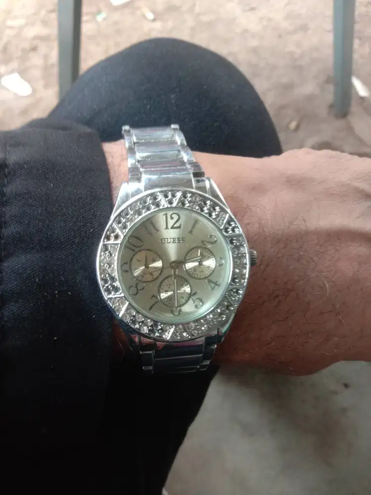 Jam GUESS original,Celbrating