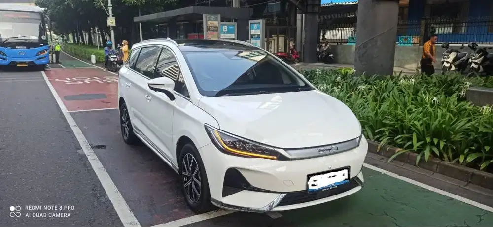BYD M6 Superior 7-seater Putih family car