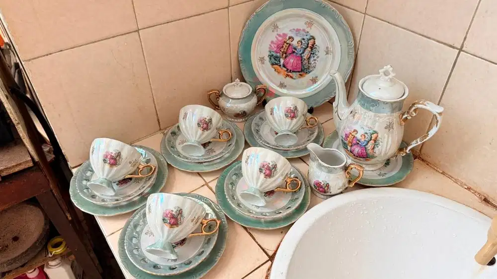 Tea set dancing dutchman