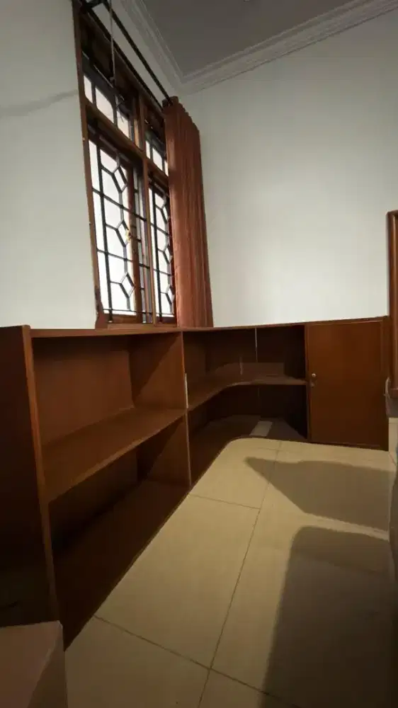 Lemari sudut kayu