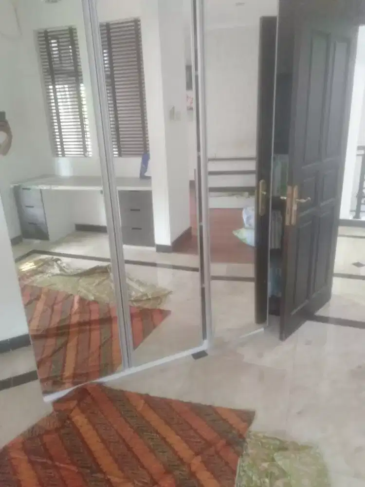 Lemari 3 pintu full kaca