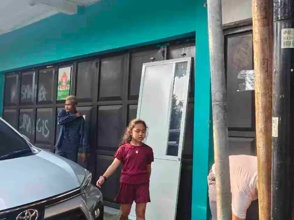 Disewakan Ruko Pinggir jalan 3 lantai ke basement di Ciomas