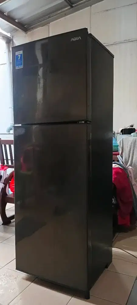Kulkas 2 pintu merek aqua d261