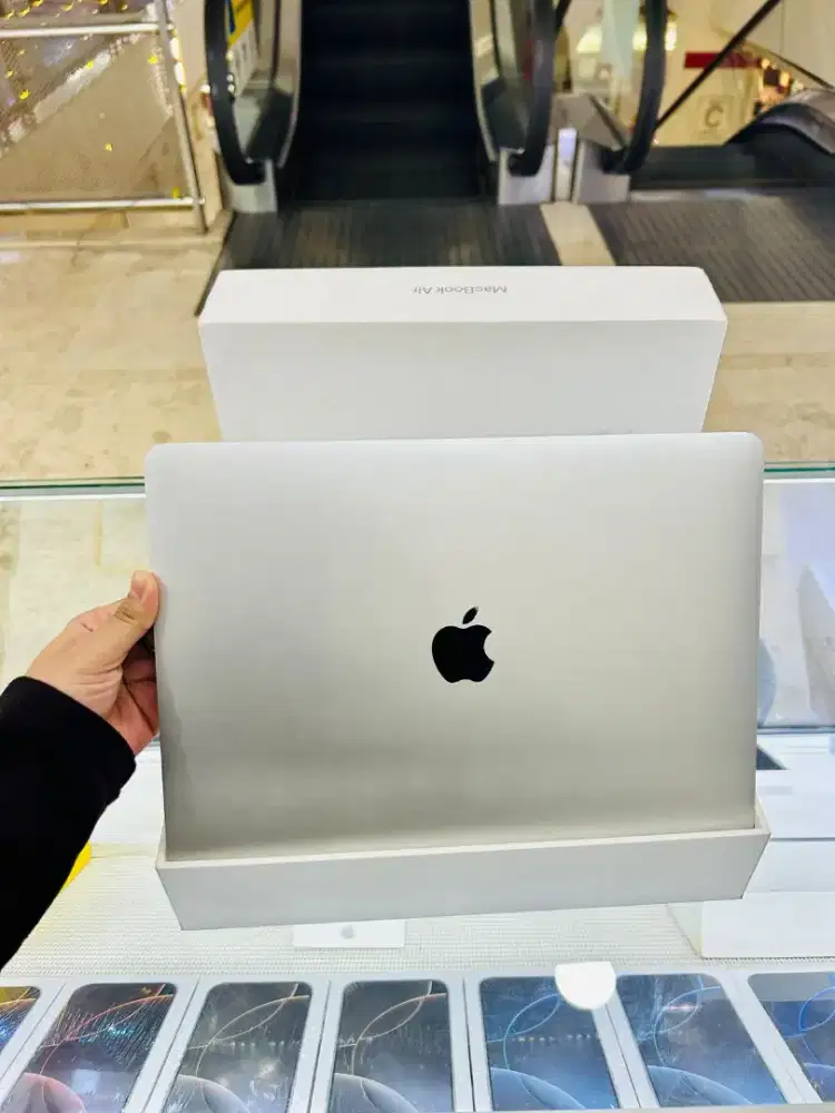 MacBook Air Apple M1 Chip 13-inch Resmi iBox SILVER BH 93% CC 143