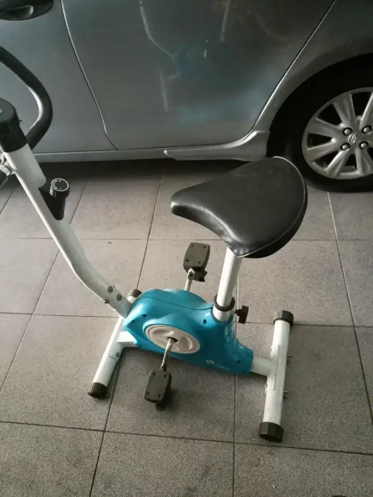 sepeda statis dan treadmill manual