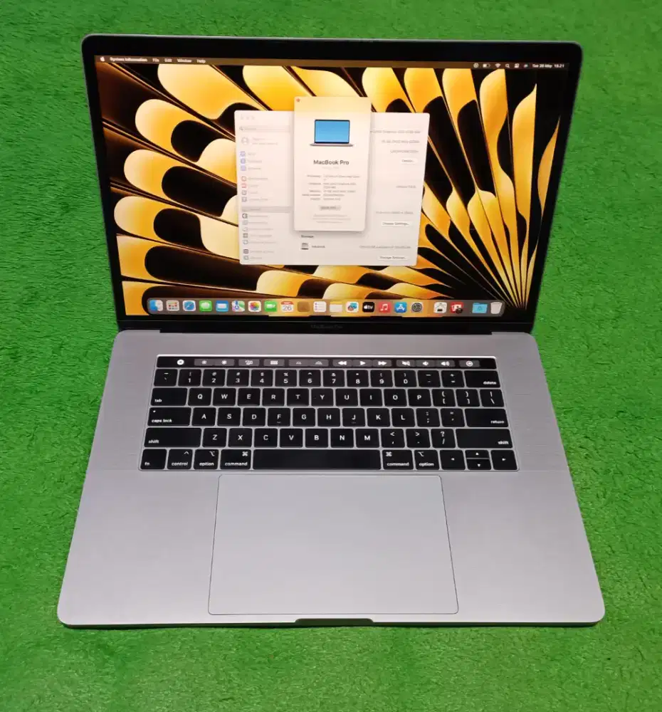 MacBook Pro 2018 15inch i7 16/256 Grey Touchbar Dual VGA Mulus Murah