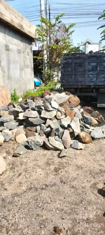 Batu pondasi / batu belah / batu kali