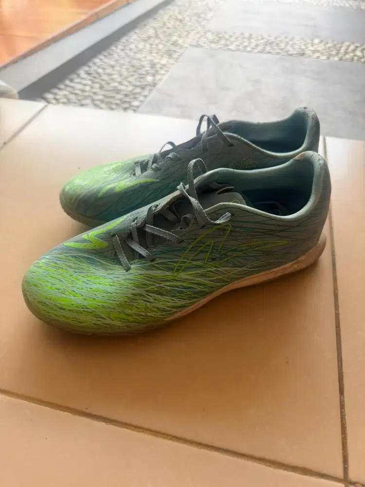 Sepatu futsal specs alpha