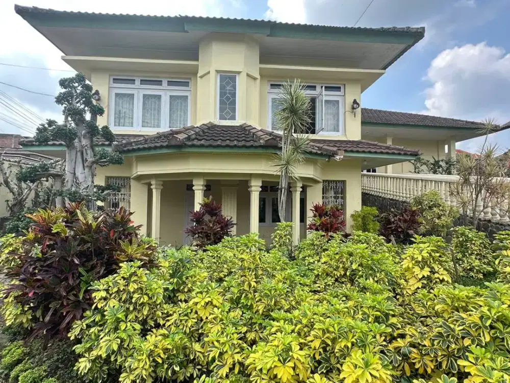 DIJUAL Villa Terawat 2Lt Dg Private Pool Siap Huni Akses Jalan Lebar View Pegunungan Akses Super Cepat ke Wisata Museum Angkut di Sidomulyo