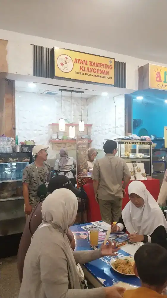 Karyawan tempat makan