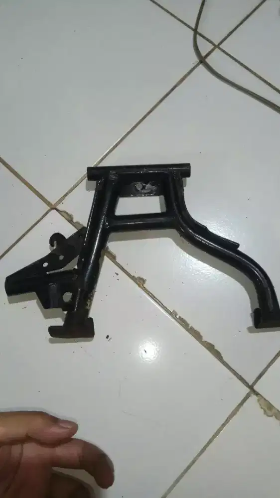 Standar tengah Honda beat.