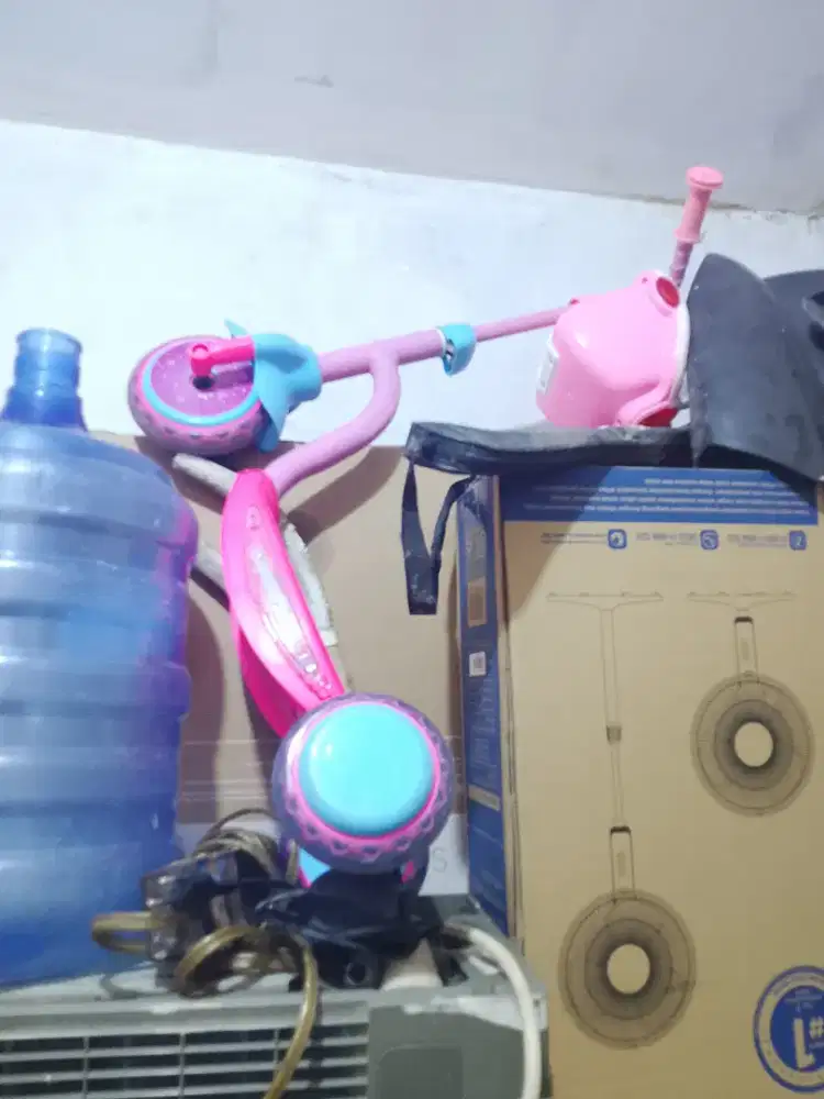Sskuter anak perempuan dan sepeda roda 3 anak.