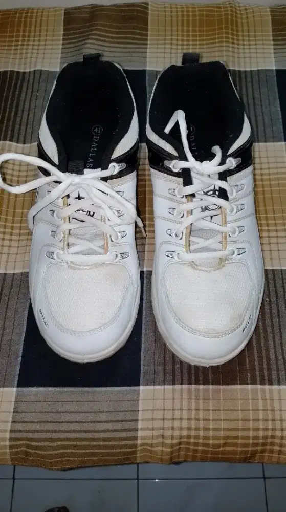 Sepatu berbagai aktivitas Merek Dallas Size 42, Warna Putih, Kond Baru
