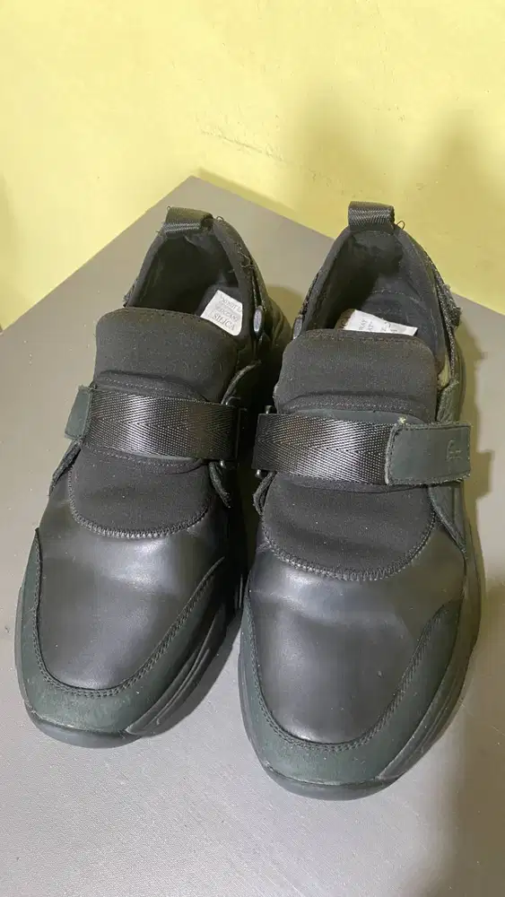 sepatu sneakers kulit merk Prabu