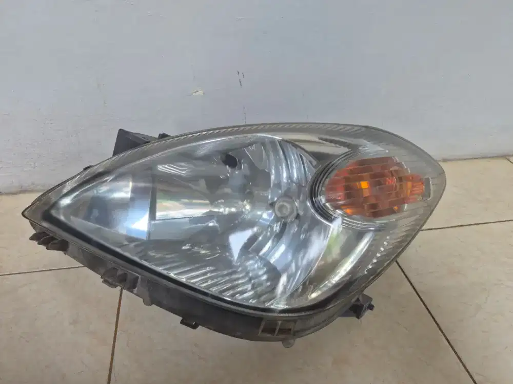 Head Lamp Avanza old 2010 kanan Bekas