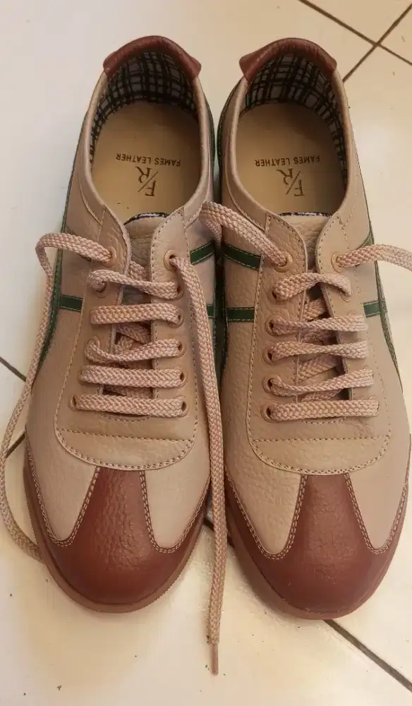 Sepatu kulit asli