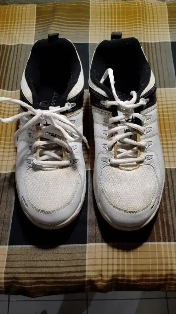 Sepatu berbagai Aktivitas, Merek Dallas, Ukr 41, Warna Putih, Kond 95%