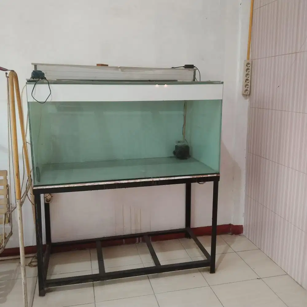 kolam ikan aquarium kaca