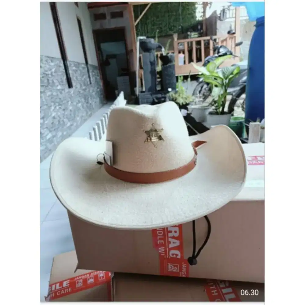 Topi koboi lebar jumbo 12cm aksesoris bintang sherriff.