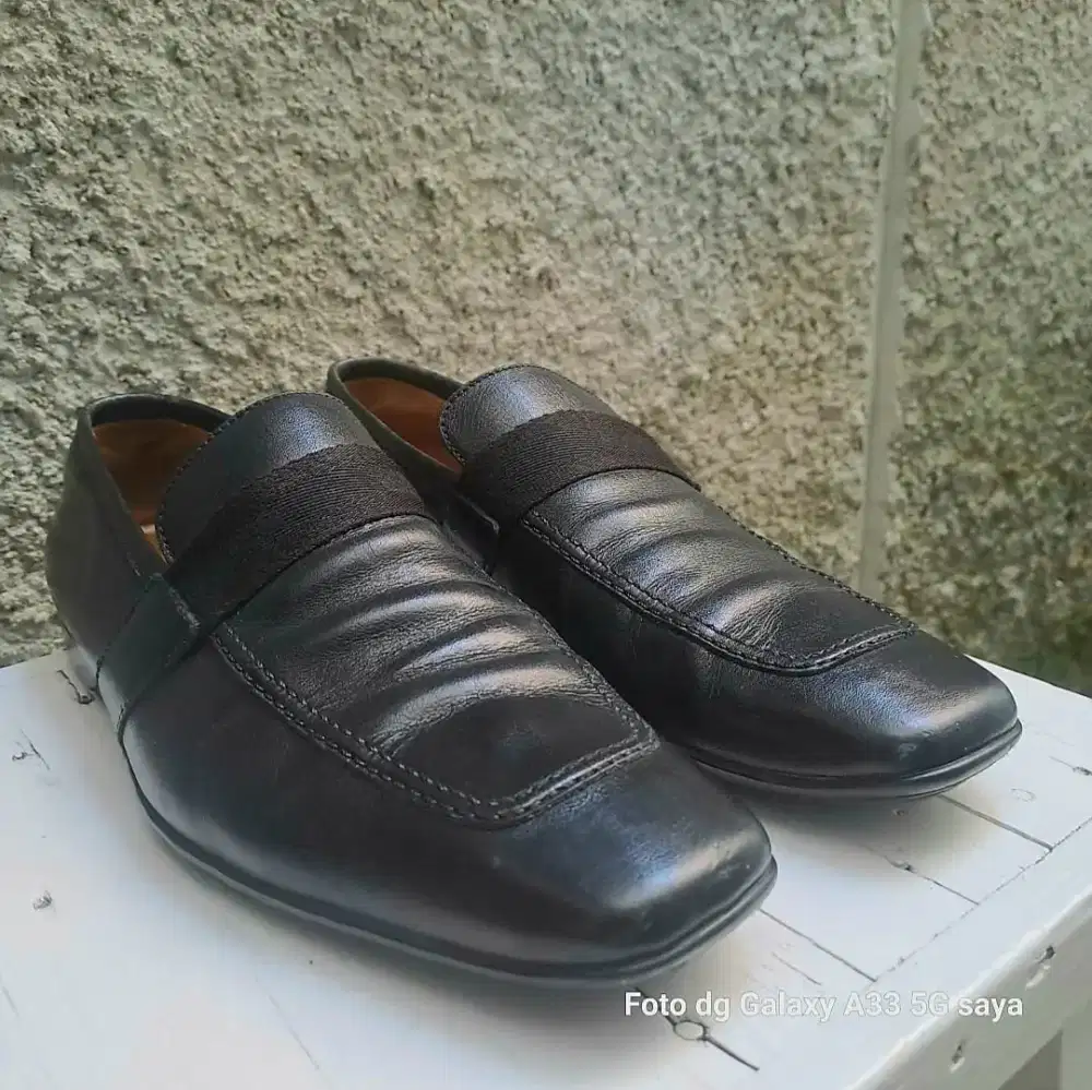 Sepatu pria Loafer Gucci