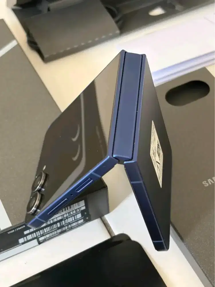 SAMSUNG ZFLIP 7 12/512 BARU 3 HARI