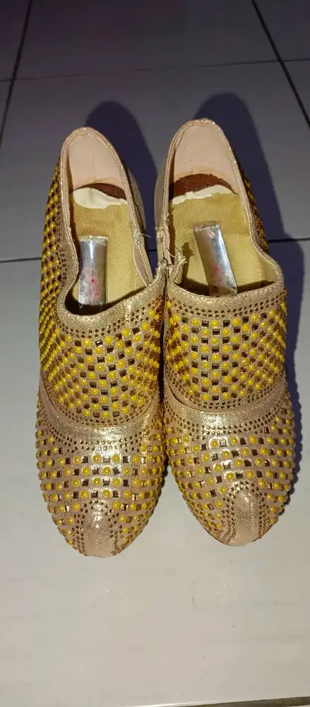 Sepatu hak tinggi wanita