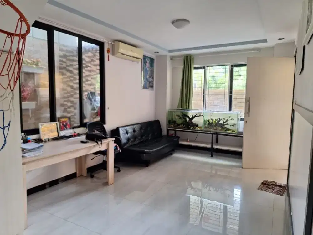 Dijual murah rumah 2 lantai siap huni bebas banjir di boulevard Taman Palem Lestari