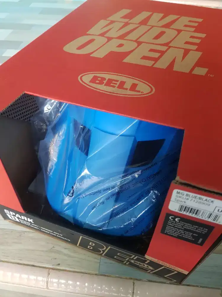 Helm sepeda Bell spark