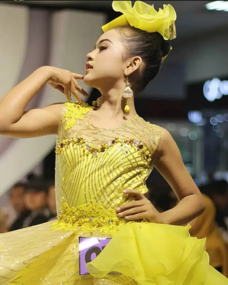 YELLOW DRESS ELEGANT LIKE NEW!!