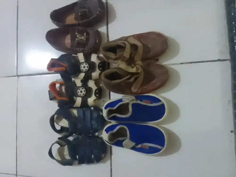 Aneka sepatu anak2 semuanya 5 pasang(paket)hrg sewajarnya sj