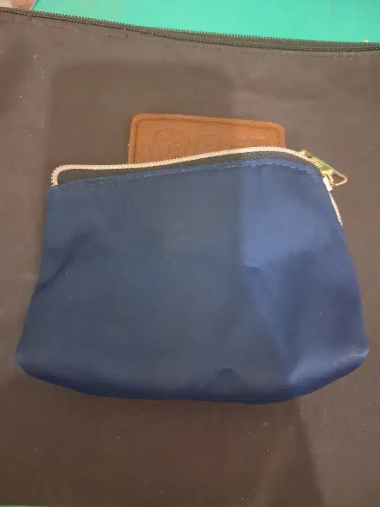 Dompet mini branded 
Estèe lauder warna biru 
Limited edition 
Barang