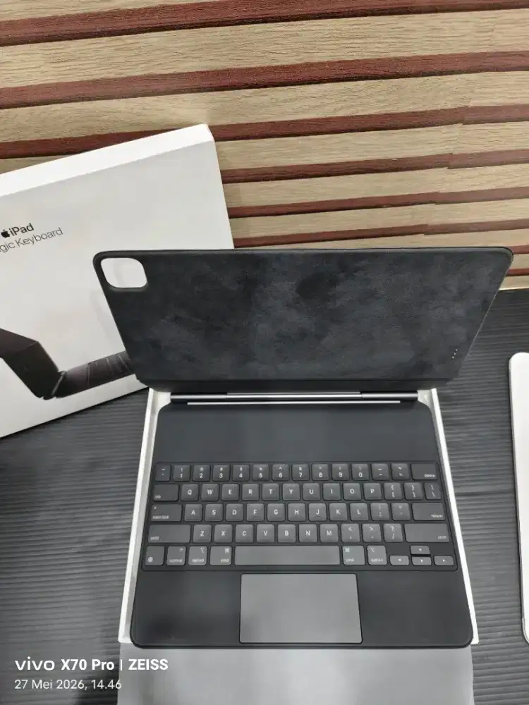 Apple Magic Keyboard 13inci untuk ipad pro M4 dan M5 sangat mulus