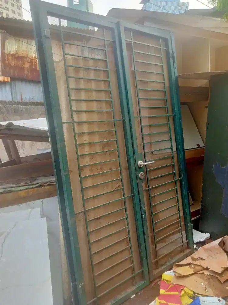 pintu pengaman double