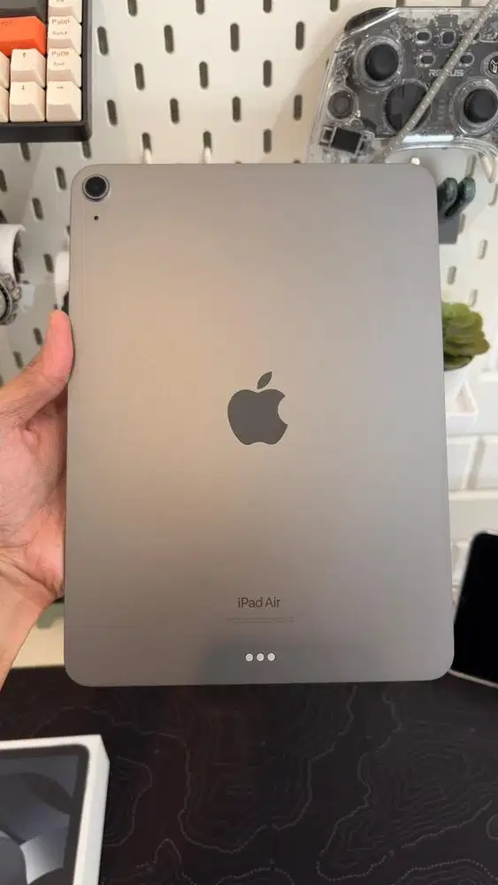 Dijual iPad Air M1 2022 64gb wifi only space gray inter