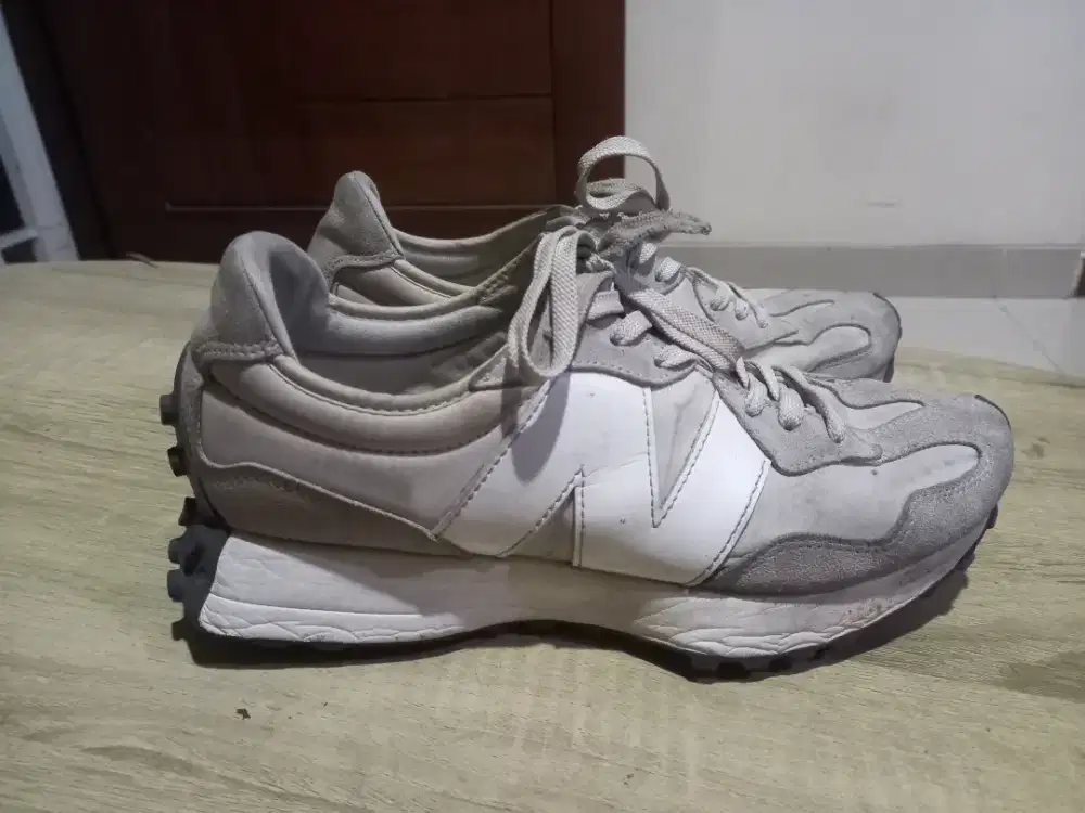 Sepatu New Balance 327, ukuran 43