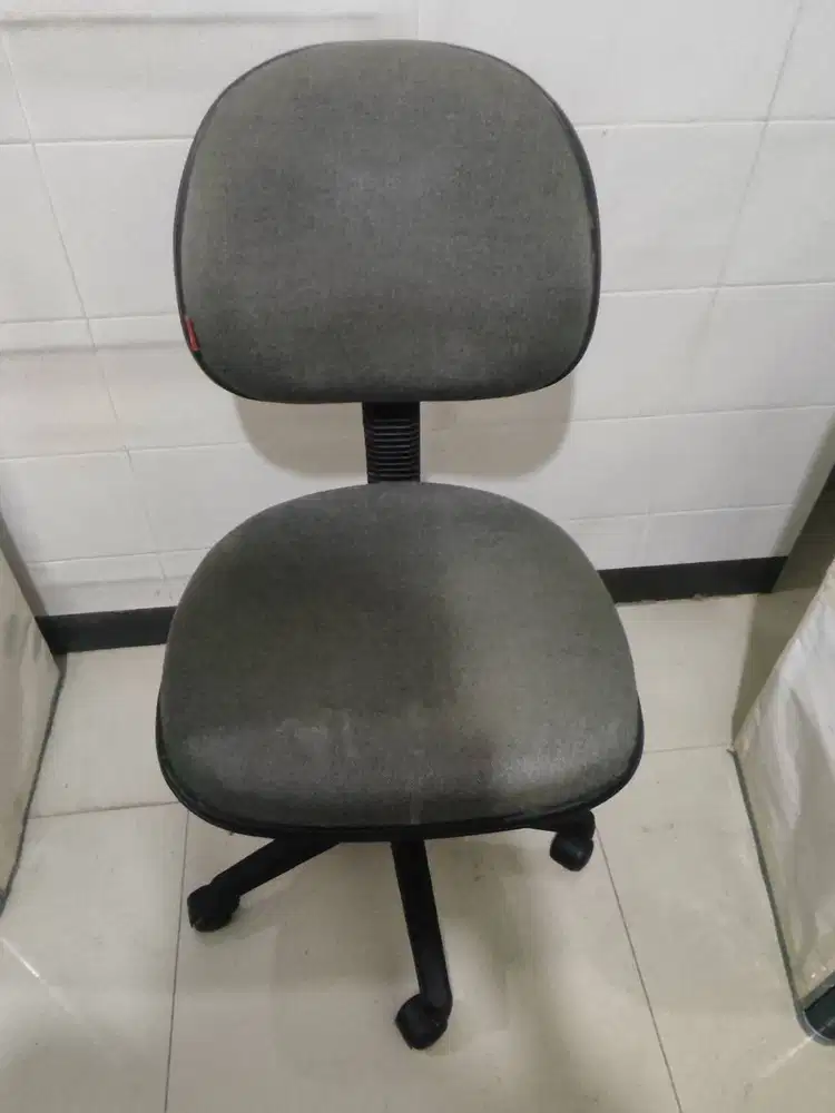 Chairman kursi duduk sandar bantal beroda abu