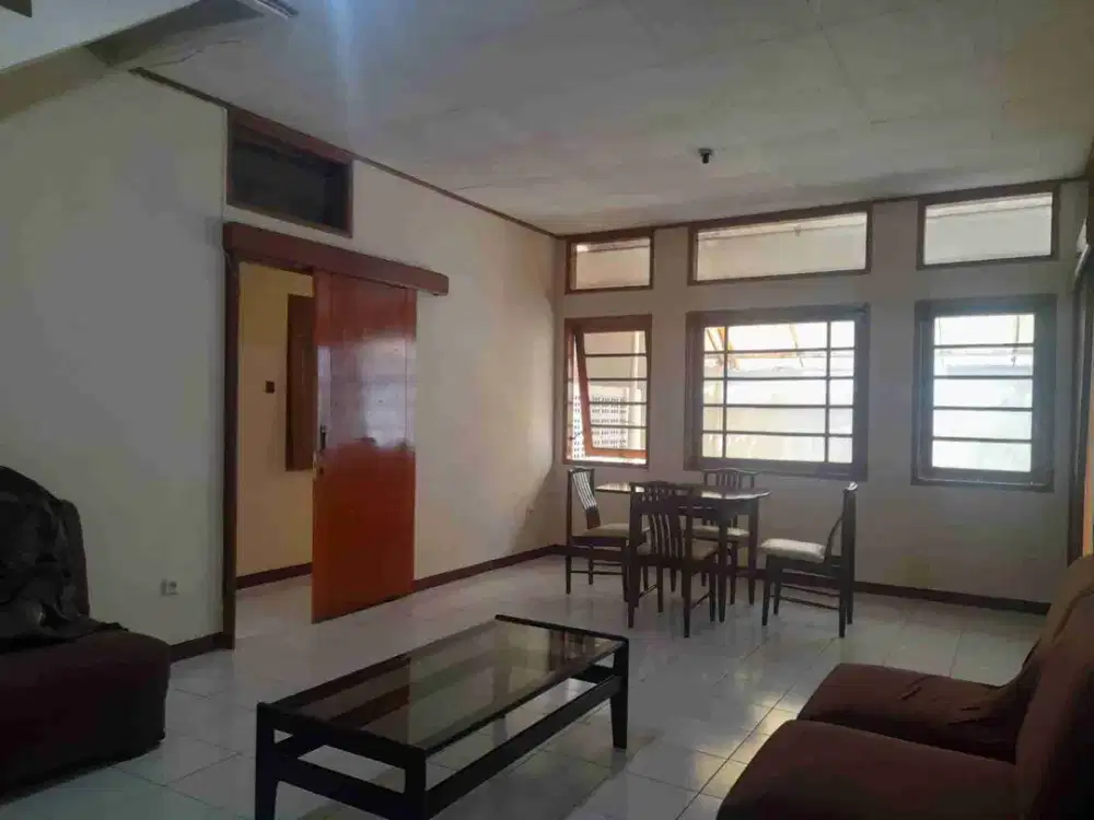 Disewakan Rumah 
Sayap Cikutra 
Dlm kompleks 
Semi furnished