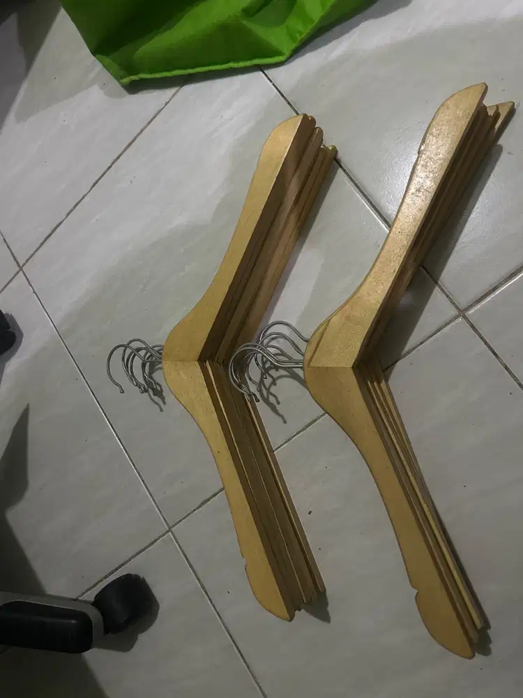 Hanger baju kayu dan plastik