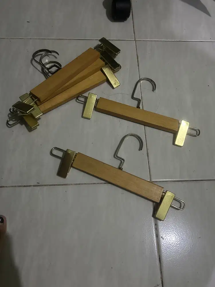 Hanger baju kayu dan plastik