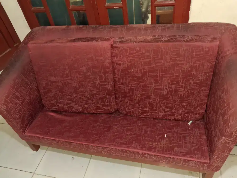 Sofa minimalis maroon