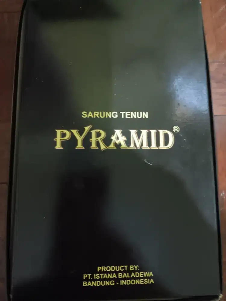 Sarung tenun pyramid