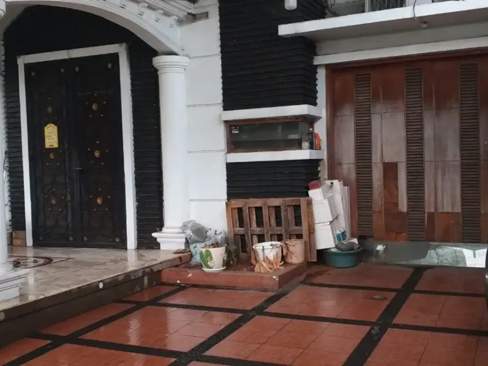 Jual Rumah Besar Semi Furnished 2 Lantai LT 242m2 Siap Huni dan Nyaman untuk Keluarga Besar di Pelepah Indah Kelapa Gading