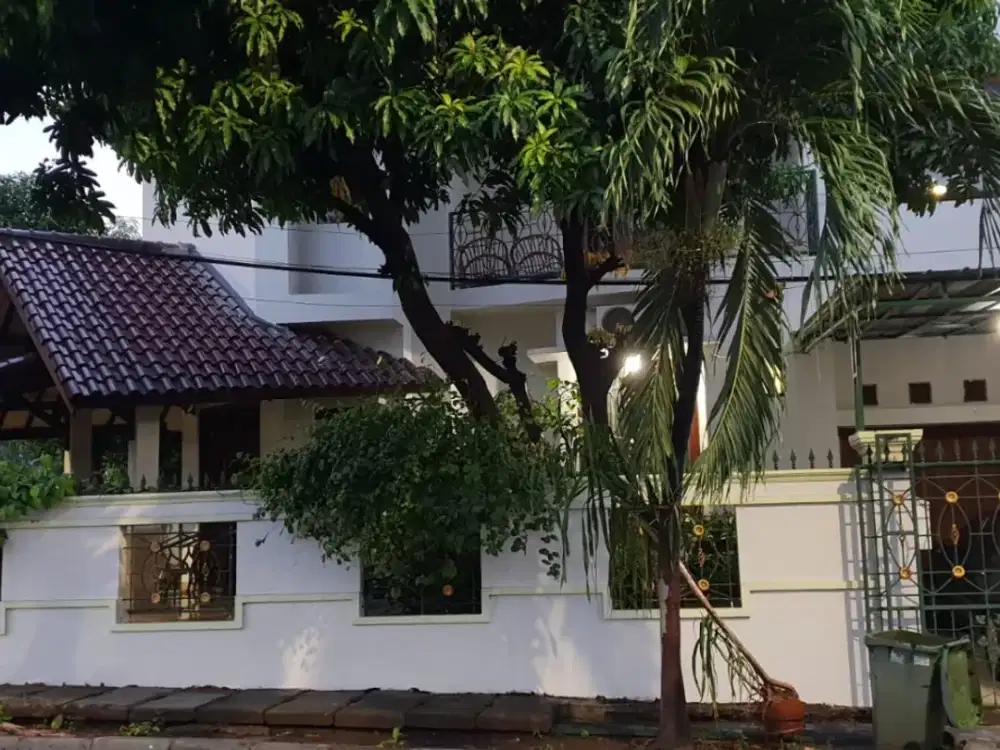 Turun 300 JUTA | Rumah Hoek Siap Huni LT 318m² Semi Furnished Harga Turun Jadi 5,2M di METLAND MENTENG UTAMA CAKUNG