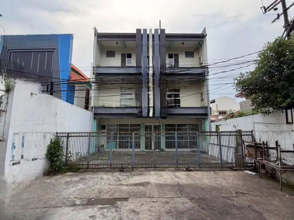 2 ruko gandeng - Gedung 4 lantai di Raya Menur Karangmenjangan