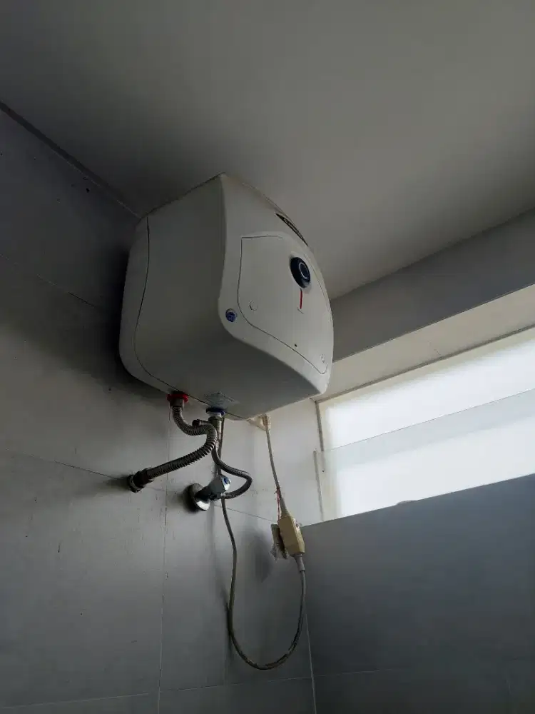 dijual Water heater Ariston 15 Liter kondisi normal semua