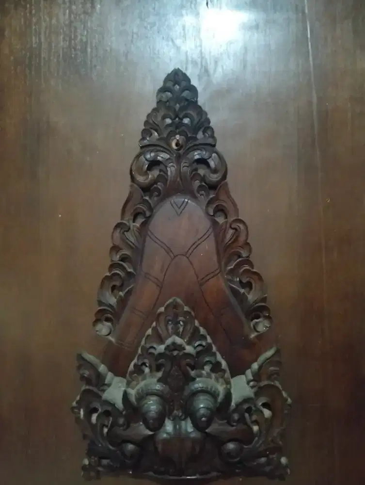 Rak buku ukiran barong