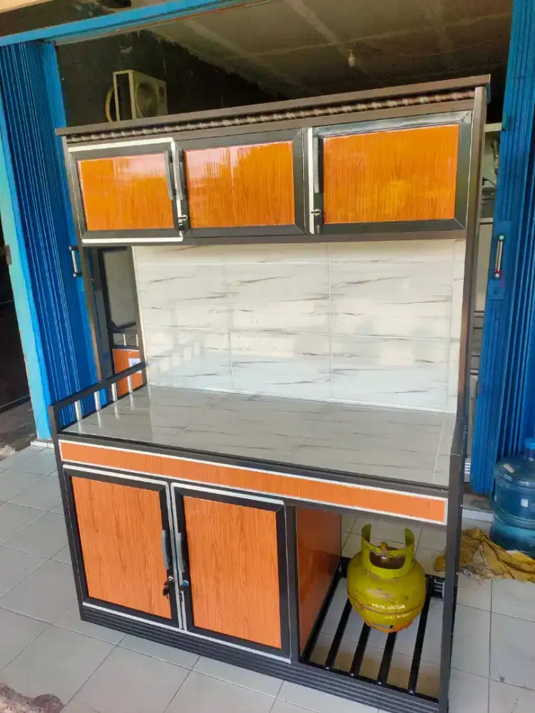 Meja kompor dan gelas