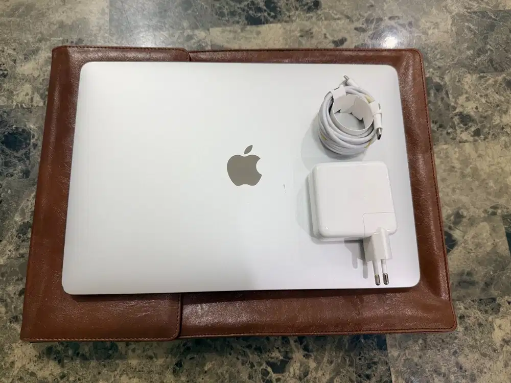 MacBook Pro 2020 13 Inch i5 RAM 16GB SSD 512GB - 4 TBT3