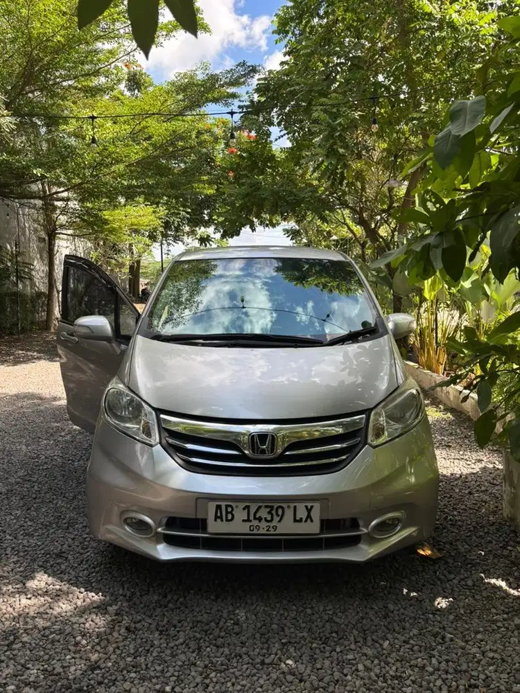 mobil dijual honda freed 2014